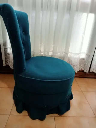 Butaca de terciopelo azul.