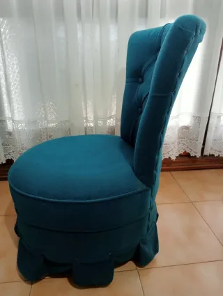 Butaca de terciopelo azul.