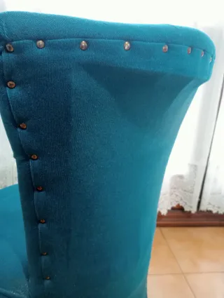 Butaca de terciopelo azul.