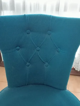 Butaca de terciopelo azul.