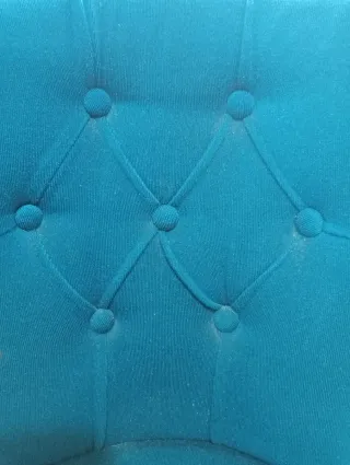 Butaca de terciopelo azul.