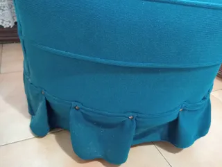 Butaca de terciopelo azul.