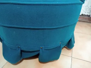 Butaca de terciopelo azul.