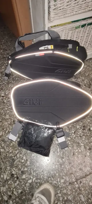 Alforjas / Maletas Givi Negras
