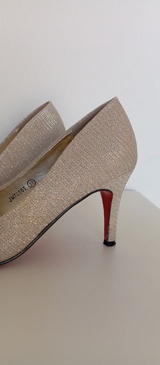 Zapatos de tacón dorados talla 37