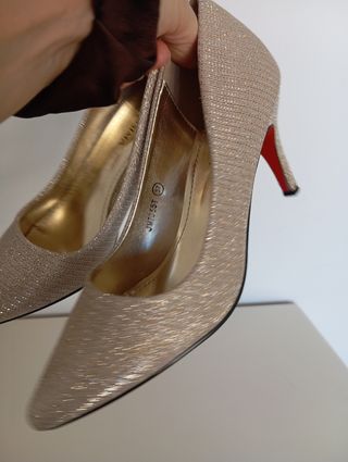 Zapatos de tacón dorados talla 37