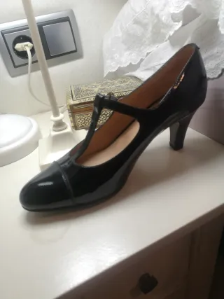 Zapatos Negros Charol T-Strap