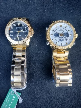 Reloj Skyline Verde y Plateado y Color oro.