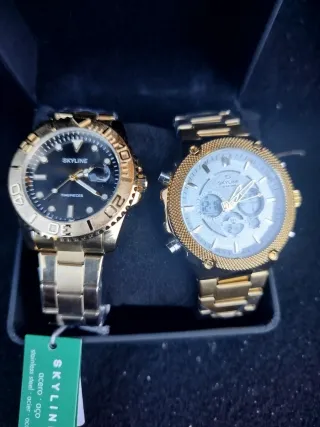 Reloj Skyline Verde y Plateado y Color oro.