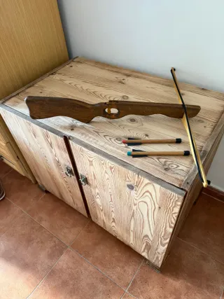 Ballesta de madera con flechas juguete