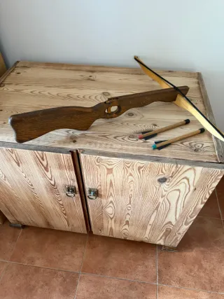 Ballesta de madera con flechas juguete