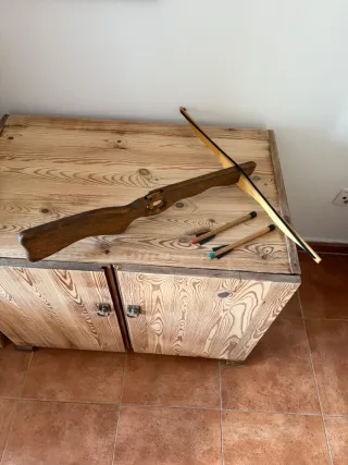 Ballesta de madera con flechas juguete