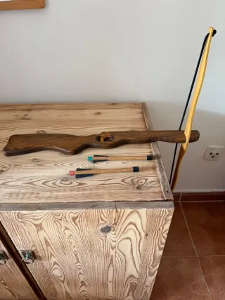 Ballesta de madera con flechas juguete