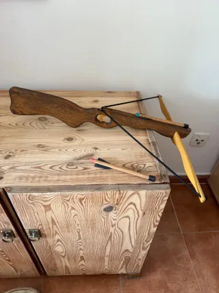 Ballesta de madera con flechas juguete
