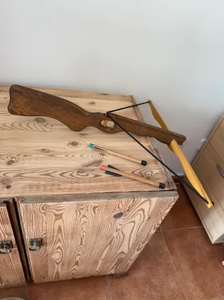 Ballesta de madera con flechas juguete