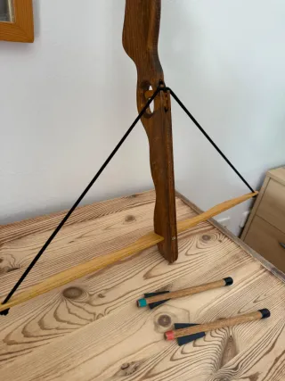 Ballesta de madera con flechas juguete