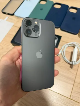 iPhone 13 Pro Max 256GB + 6 custodie + caricatore