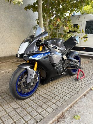 Yamaha R1 2019 *circuito*