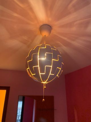 Lámpara colgante dorada y blanca.