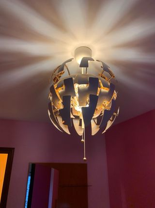 Lámpara colgante dorada y blanca.