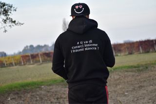 Felpa nera personalizzata con scritta