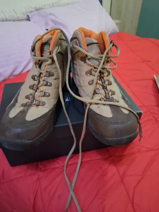 Botas de montaña marrones y naranjas