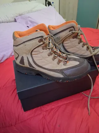 Botas de montaña marrones y naranjas