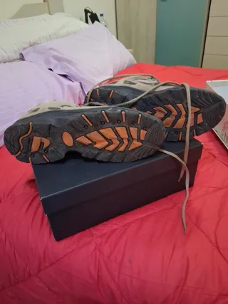 Botas de montaña marrones y naranjas