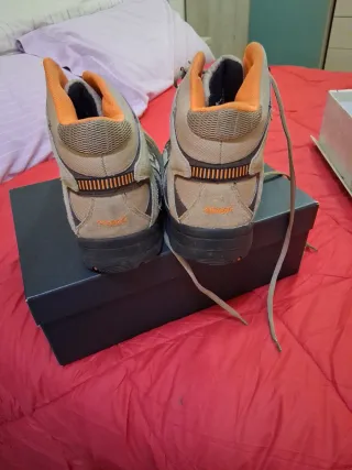 Botas de montaña marrones y naranjas