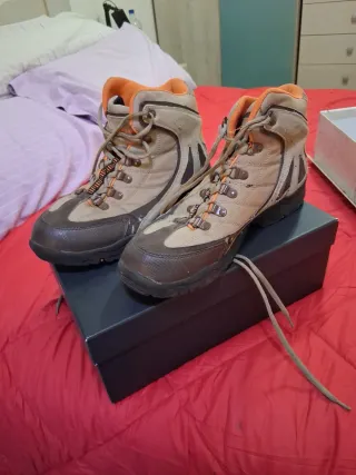 Botas de montaña marrones y naranjas