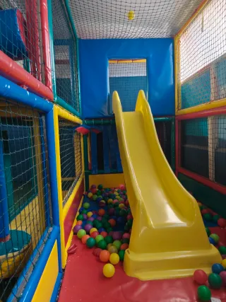 Parque infantil bolas y tobogán
