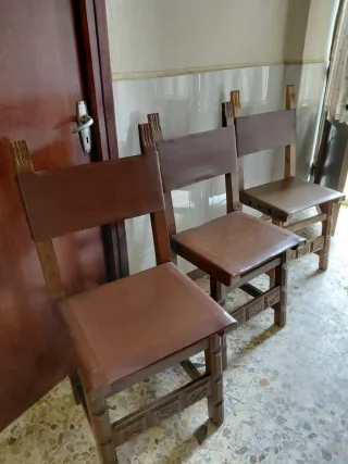 Sillas de madera, con asiento y respaldo en cuero