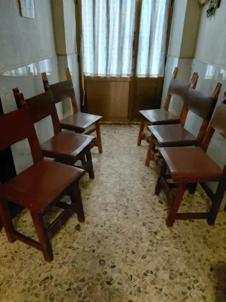 Sillas de madera, con asiento y respaldo en cuero