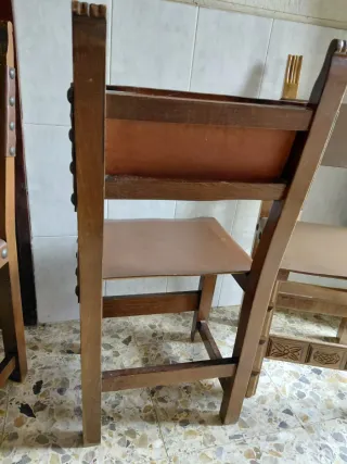 Sillas de madera, con asiento y respaldo en cuero
