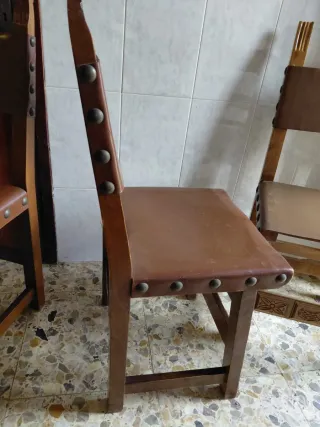 Sillas de madera, con asiento y respaldo en cuero