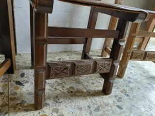 Sillas de madera, con asiento y respaldo en cuero