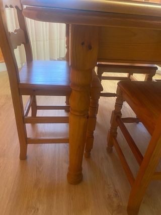 Mesa y 6 Sillas de Madera