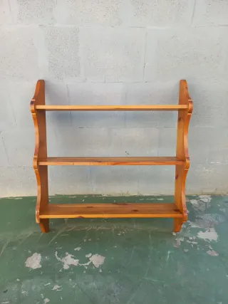 Estantería de madera antigua