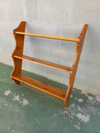 Estantería de madera antigua