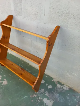 Estantería de madera antigua