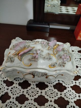 Portagioie in ceramica con farfalle