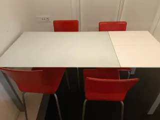 Mesa comedor cristal y 4 sillas rojas