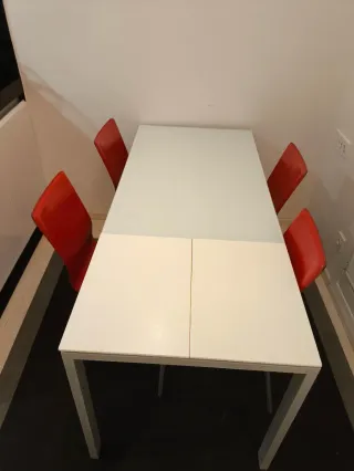 Mesa comedor cristal y 4 sillas rojas