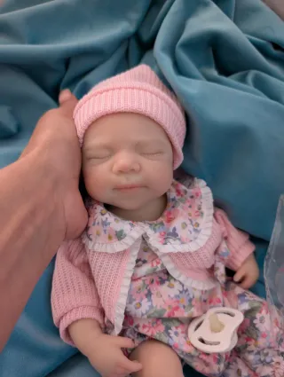 Reborn de silicona entera pesa 1 kilo 100