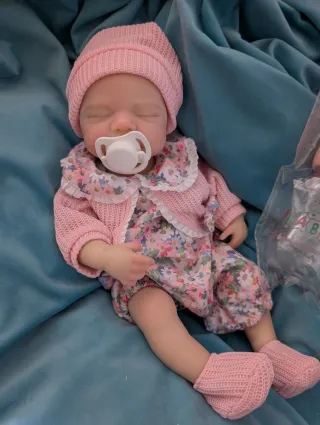 Reborn de silicona entera pesa 1 kilo 100