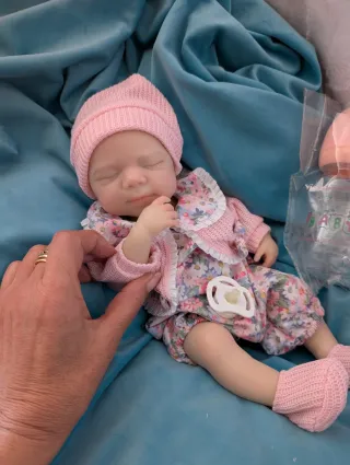 Reborn de silicona entera pesa 1 kilo 100