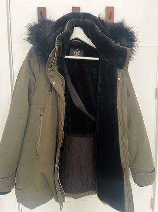 Abrigo verde con pelo negro en el interior