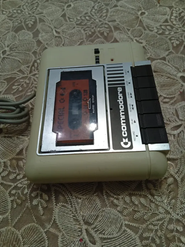 Commodore 64 mangiacassette con cassetta