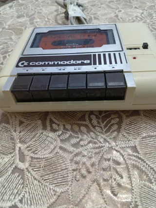 Commodore 64 mangiacassette con cassetta