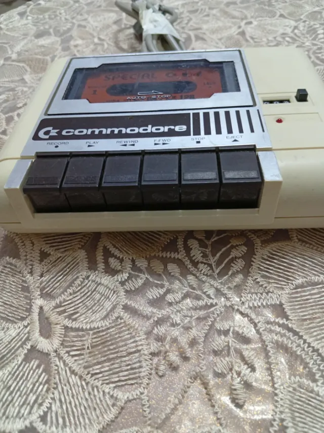Commodore 64 mangiacassette con cassetta